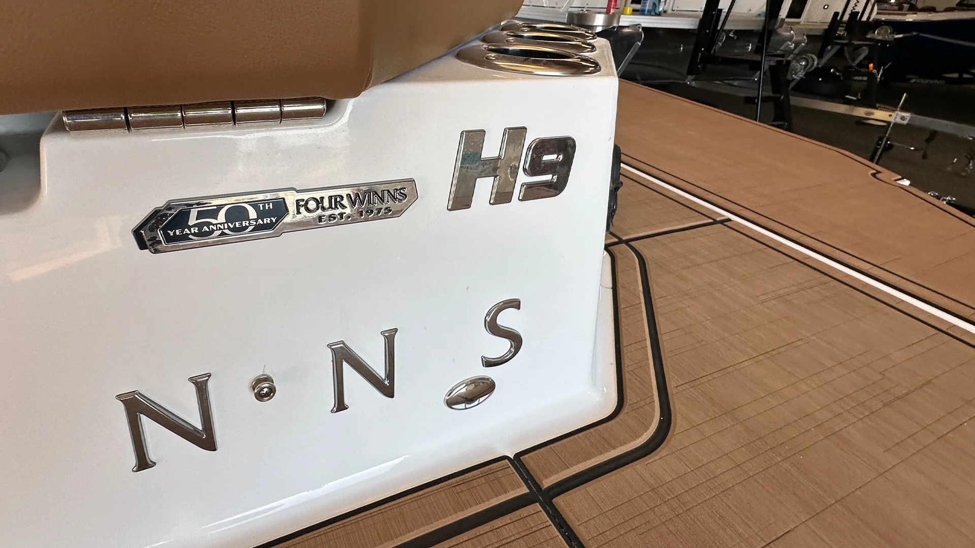 2025 Four Winns H9 Sterndrive