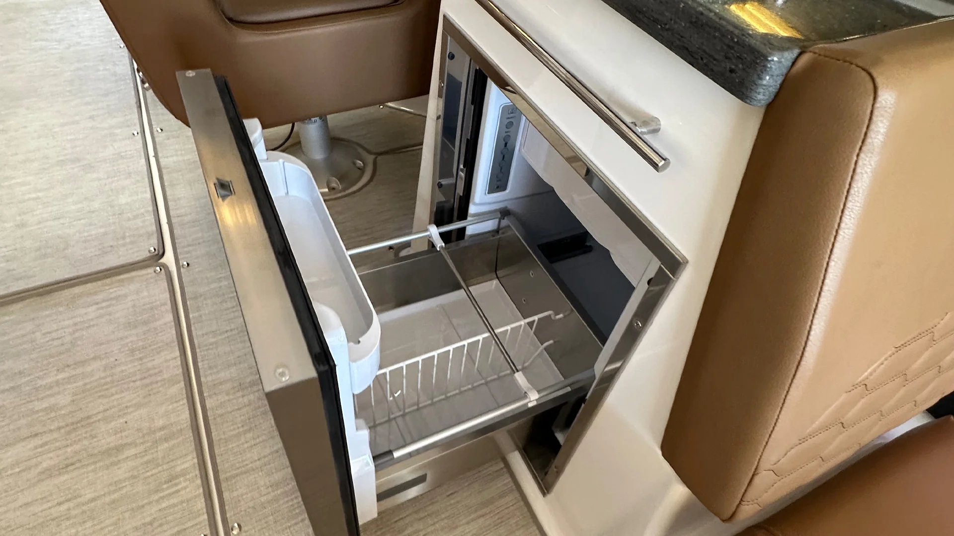 2025 Four Winns H9 Sterndrive